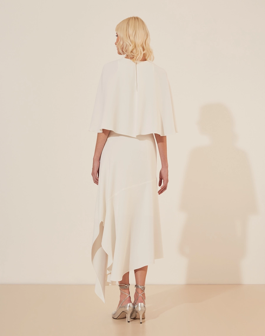 Vestido Midi Elia confeccionado em Crepe Patou. Com gola redonda, fechamento por botão de aselha e ziper invisível nas costas.