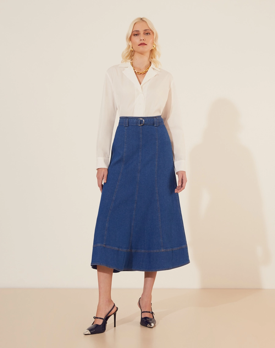 Saia Midi Josy confeccionada em Jeans com comprimento midi.<br/>
Modelagem evasê, com passantes e faixa com fivela meia lua.<br/>
Fechamento por ziper invisivel lateral. <br/>