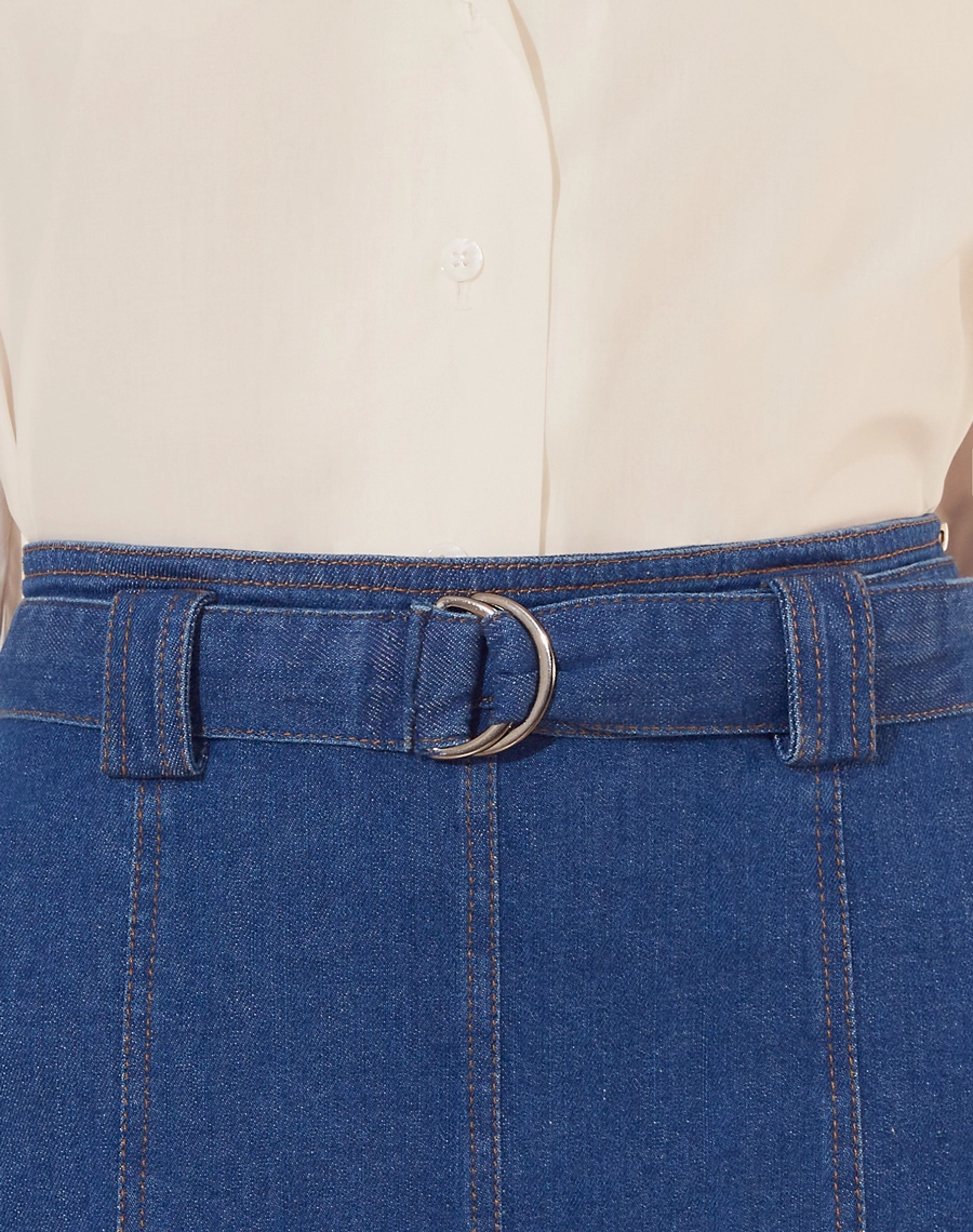 Saia Midi Josy confeccionada em Jeans com comprimento midi.<br/>
Modelagem evasê, com passantes e faixa com fivela meia lua.<br/>
Fechamento por ziper invisivel lateral. <br/>