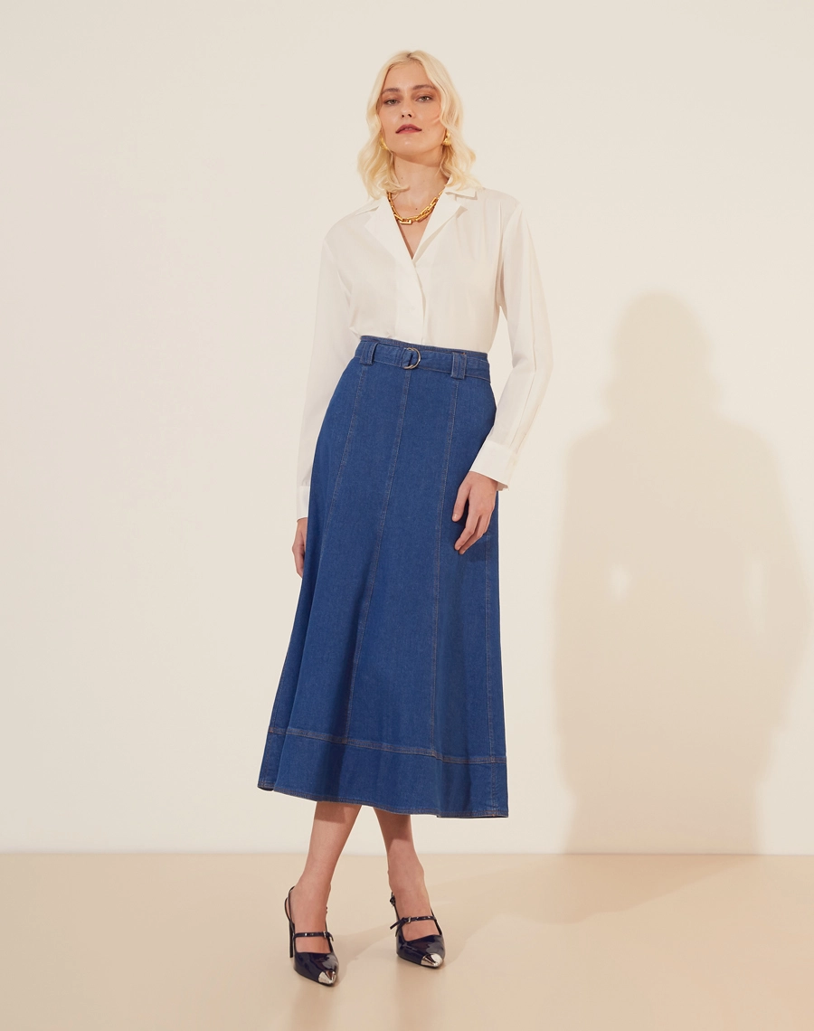 Saia Midi Josy confeccionada em Jeans com comprimento midi.<br/>
Modelagem evasê, com passantes e faixa com fivela meia lua.<br/>
Fechamento por ziper invisivel lateral. <br/>