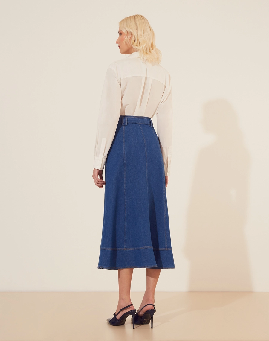 Saia Midi Josy confeccionada em Jeans com comprimento midi.<br/>
Modelagem evasê, com passantes e faixa com fivela meia lua.<br/>
Fechamento por ziper invisivel lateral. <br/>
