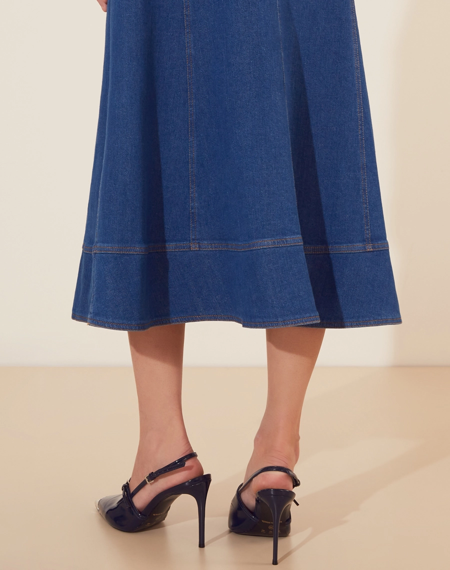 Saia Midi Josy confeccionada em Jeans com comprimento midi.<br/>
Modelagem evasê, com passantes e faixa com fivela meia lua.<br/>
Fechamento por ziper invisivel lateral. <br/>