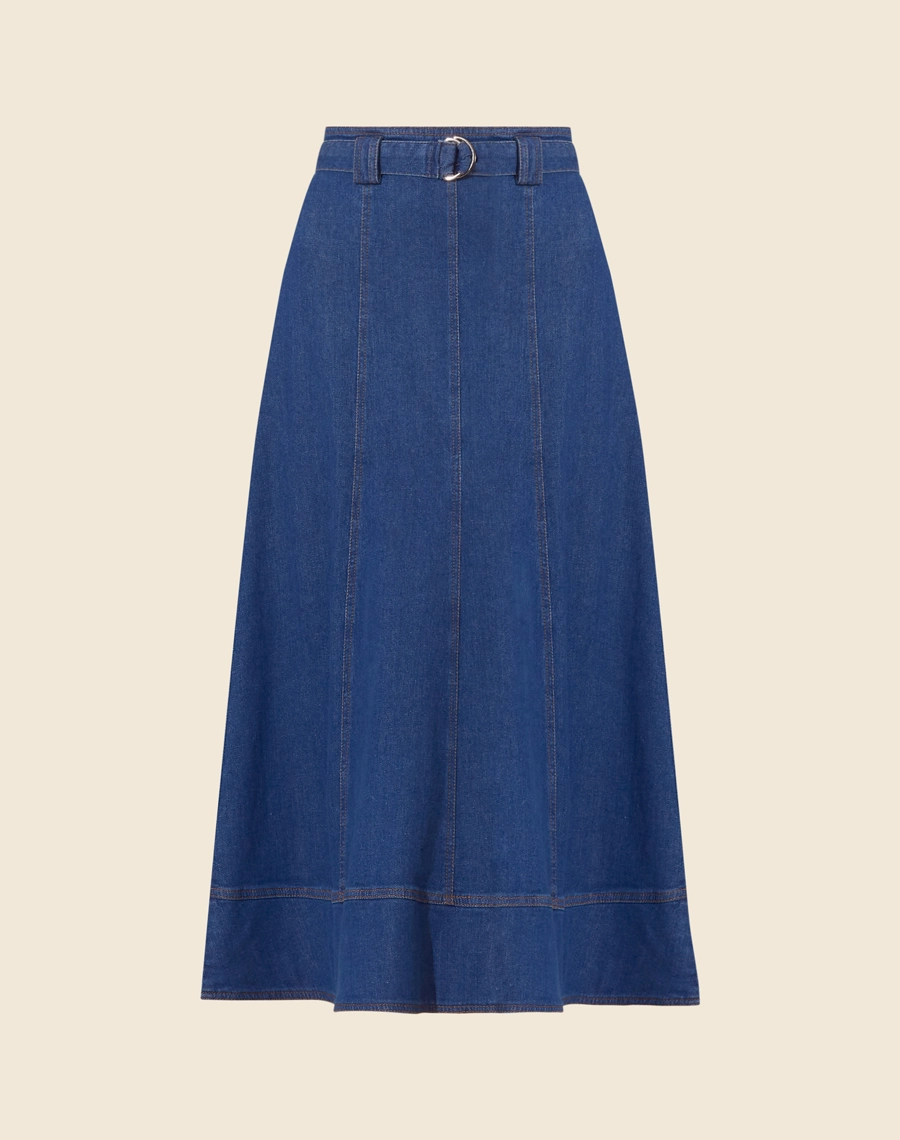 Saia Midi Josy confeccionada em Jeans com comprimento midi.<br/>
Modelagem evasê, com passantes e faixa com fivela meia lua.<br/>
Fechamento por ziper invisivel lateral. <br/>