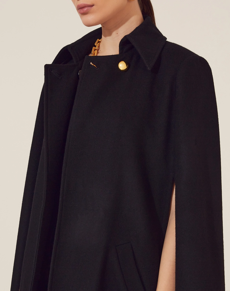 Capa Veronica confeccionada em Lã, sua modelagem é clássica e sofisticada. <br/>
Com forro em acetato para maior conforto. <br/>
Seu fechamento é por botão dourado e acompanha faixa.<br/>
Possui bolsos laterais. <br/>