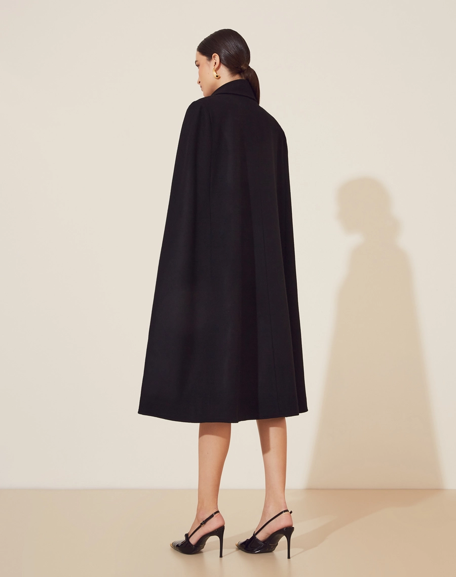 Capa Veronica confeccionada em Lã, sua modelagem é clássica e sofisticada. <br/>
Com forro em acetato para maior conforto. <br/>
Seu fechamento é por botão dourado e acompanha faixa.<br/>
Possui bolsos laterais. <br/>