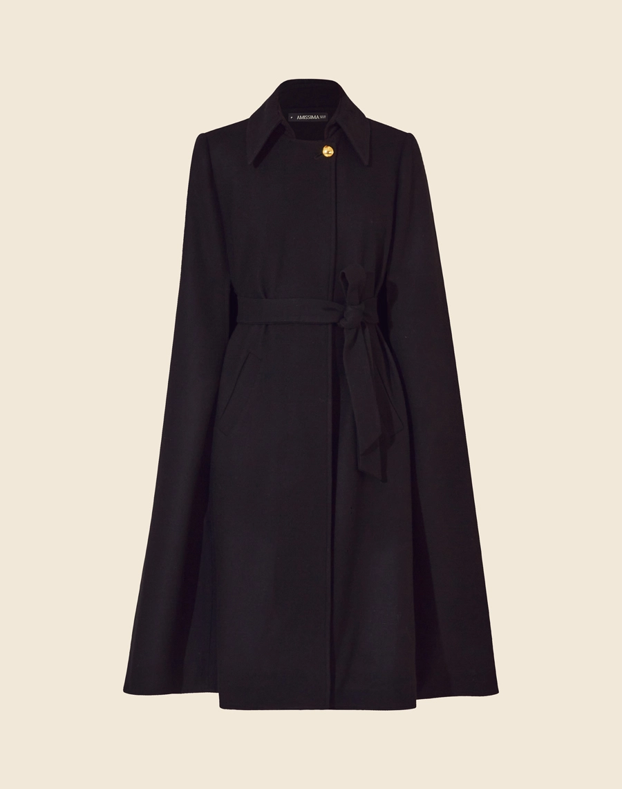 Capa Veronica confeccionada em Lã, sua modelagem é clássica e sofisticada. <br/>
Com forro em acetato para maior conforto. <br/>
Seu fechamento é por botão dourado e acompanha faixa.<br/>
Possui bolsos laterais. <br/>