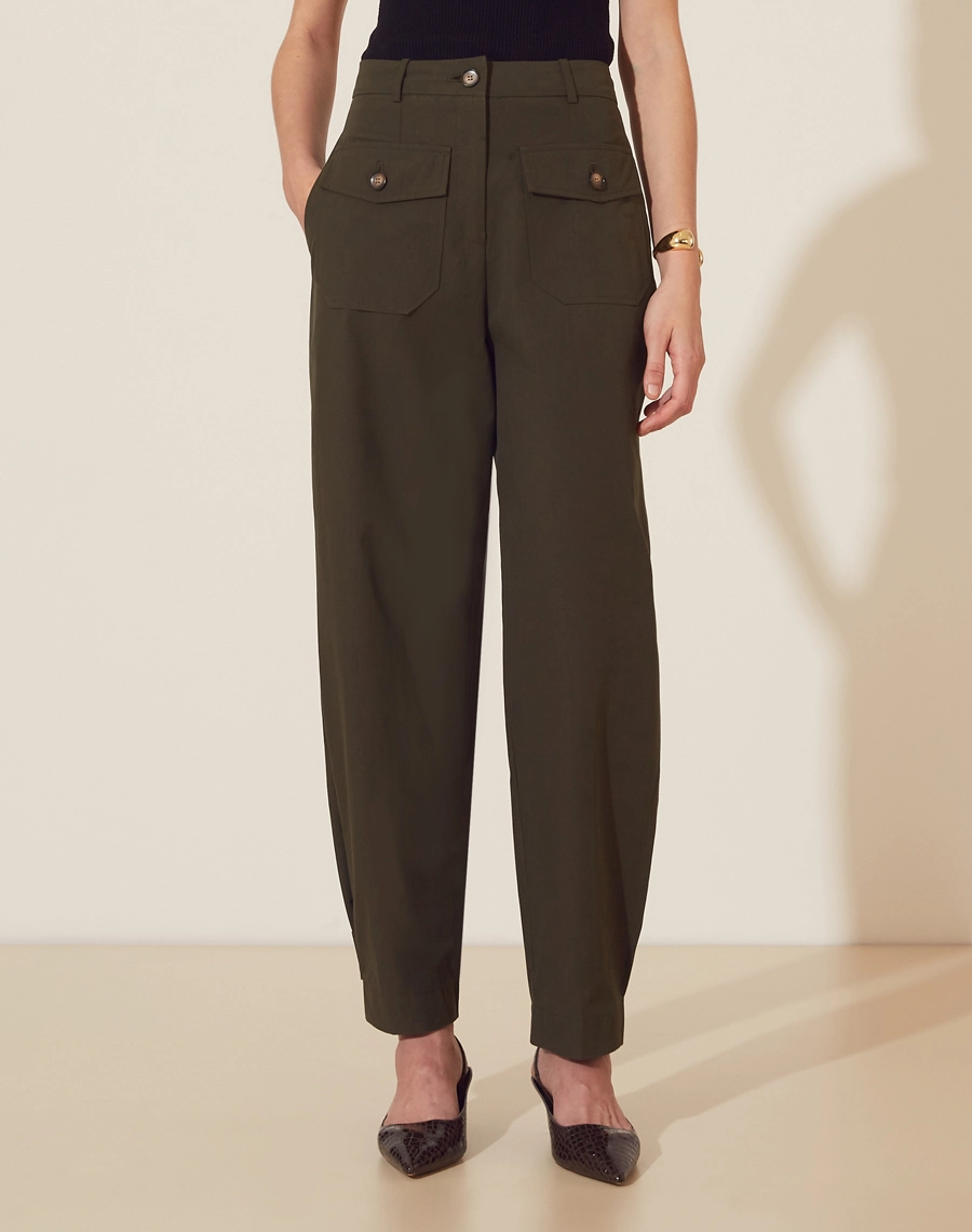 Calça Thelma confeccionada em Cotton Supreme dois bolsos frontais com lapela e botões. <br />
Fechamento frontal por botão de casa e zíper. <br /> 