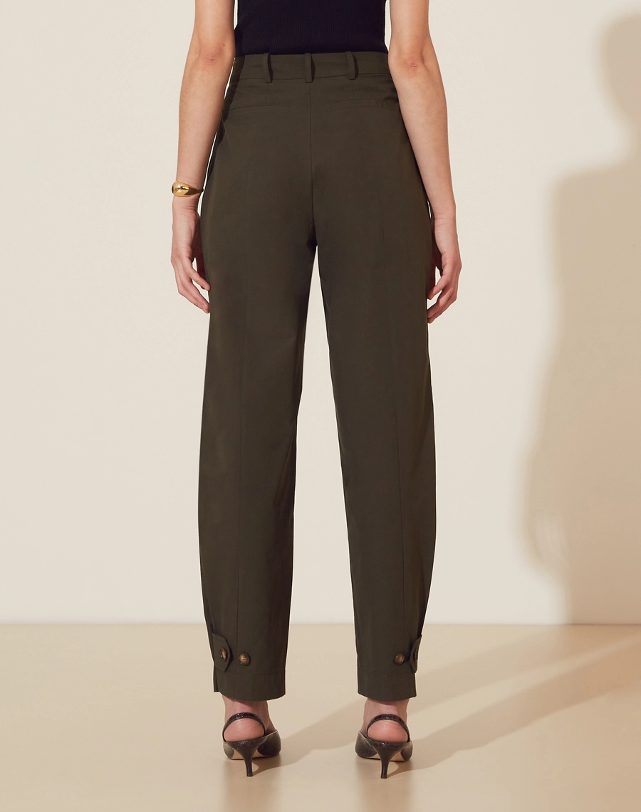 Calça Thelma confeccionada em Cotton Supreme dois bolsos frontais com lapela e botões. <br />
Fechamento frontal por botão de casa e zíper. <br /> 