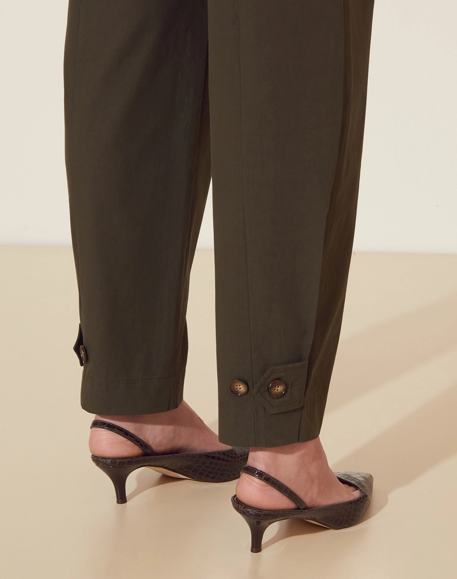 Calça Thelma confeccionada em Cotton Supreme dois bolsos frontais com lapela e botões. <br />
Fechamento frontal por botão de casa e zíper. <br /> 