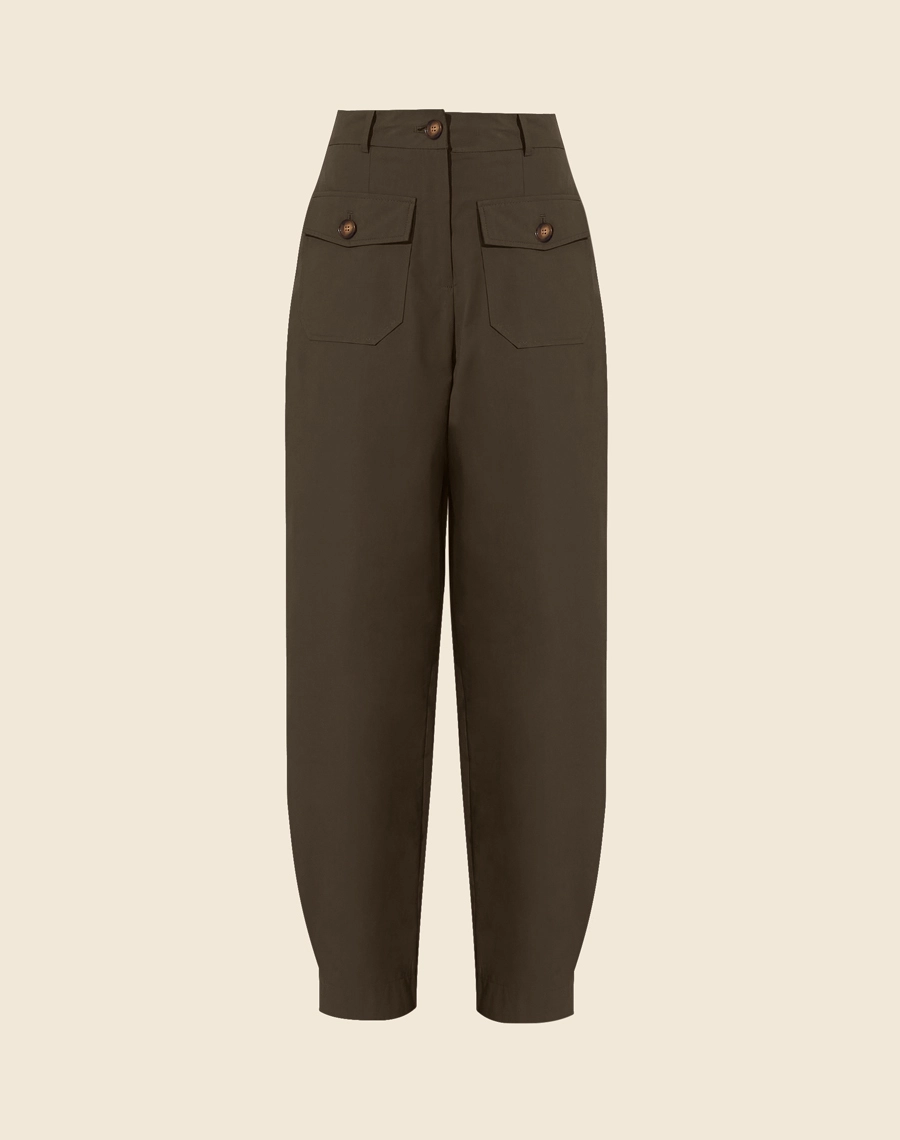 Calça Thelma confeccionada em Cotton Supreme dois bolsos frontais com lapela e botões. <br />
Fechamento frontal por botão de casa e zíper. <br /> 