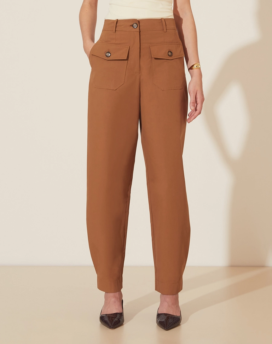 Calça Thelma confeccionada em Cotton Supreme dois bolsos frontais com lapela e botões. <br />
Fechamento frontal por botão de casa e zíper. <br /> 