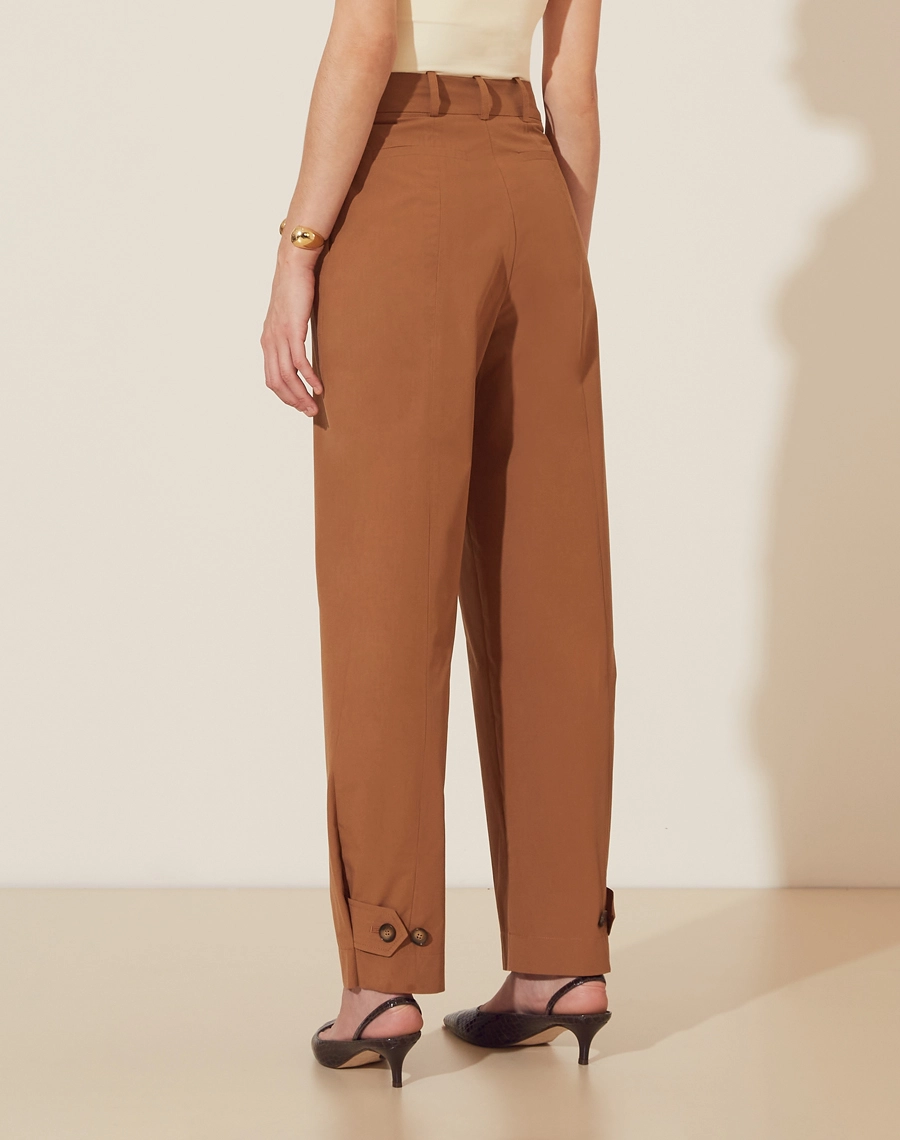 Calça Thelma confeccionada em Cotton Supreme dois bolsos frontais com lapela e botões. <br />
Fechamento frontal por botão de casa e zíper. <br /> 