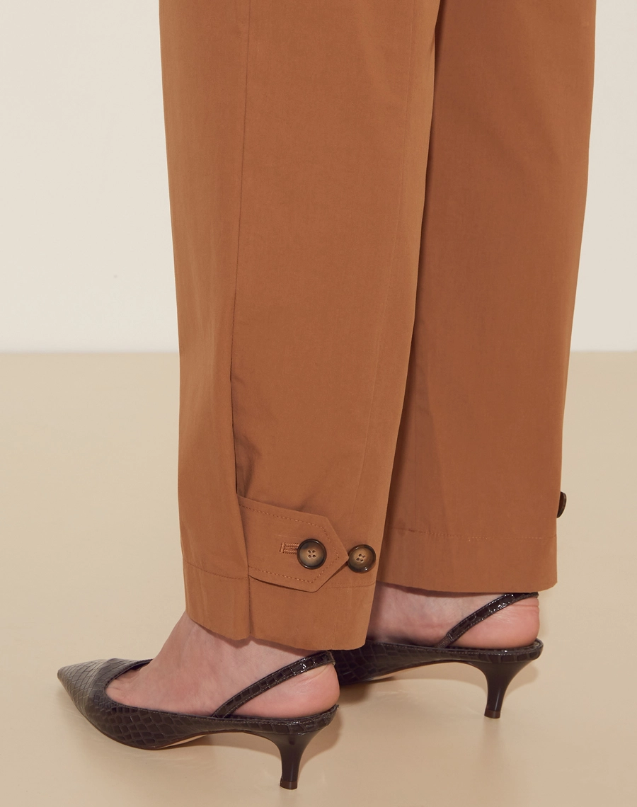 Calça Thelma confeccionada em Cotton Supreme dois bolsos frontais com lapela e botões. <br />
Fechamento frontal por botão de casa e zíper. <br /> 
