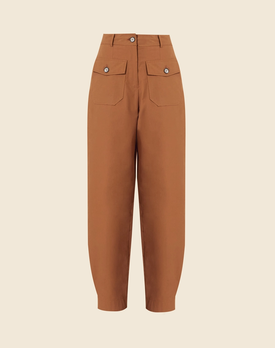 Calça Thelma confeccionada em Cotton Supreme dois bolsos frontais com lapela e botões. <br />
Fechamento frontal por botão de casa e zíper. <br /> 