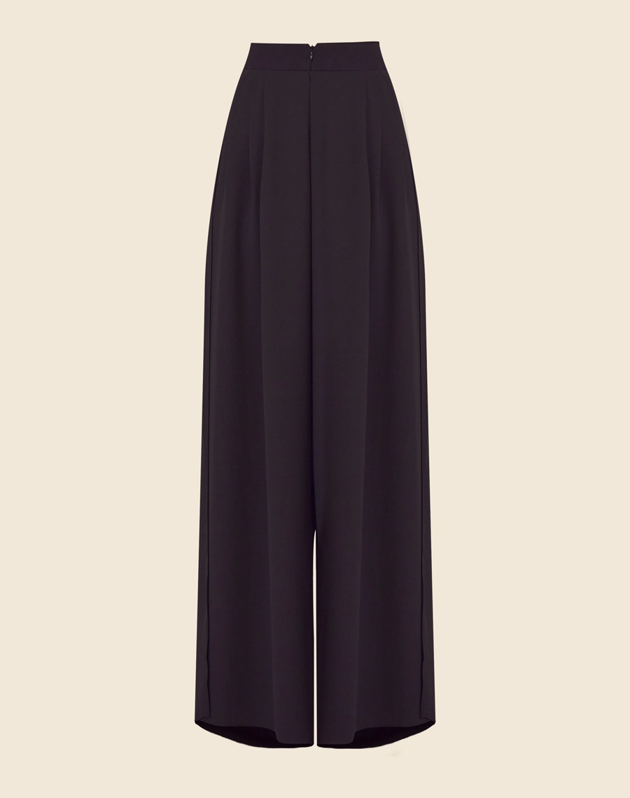 Calça Clarice confeccionada em Crepe Bibi. <br/>
Possui modelagem ampla com caimento leve.<br/>
Possui pregas e seu fechamento é por ziper invísivel na frente.<br/>