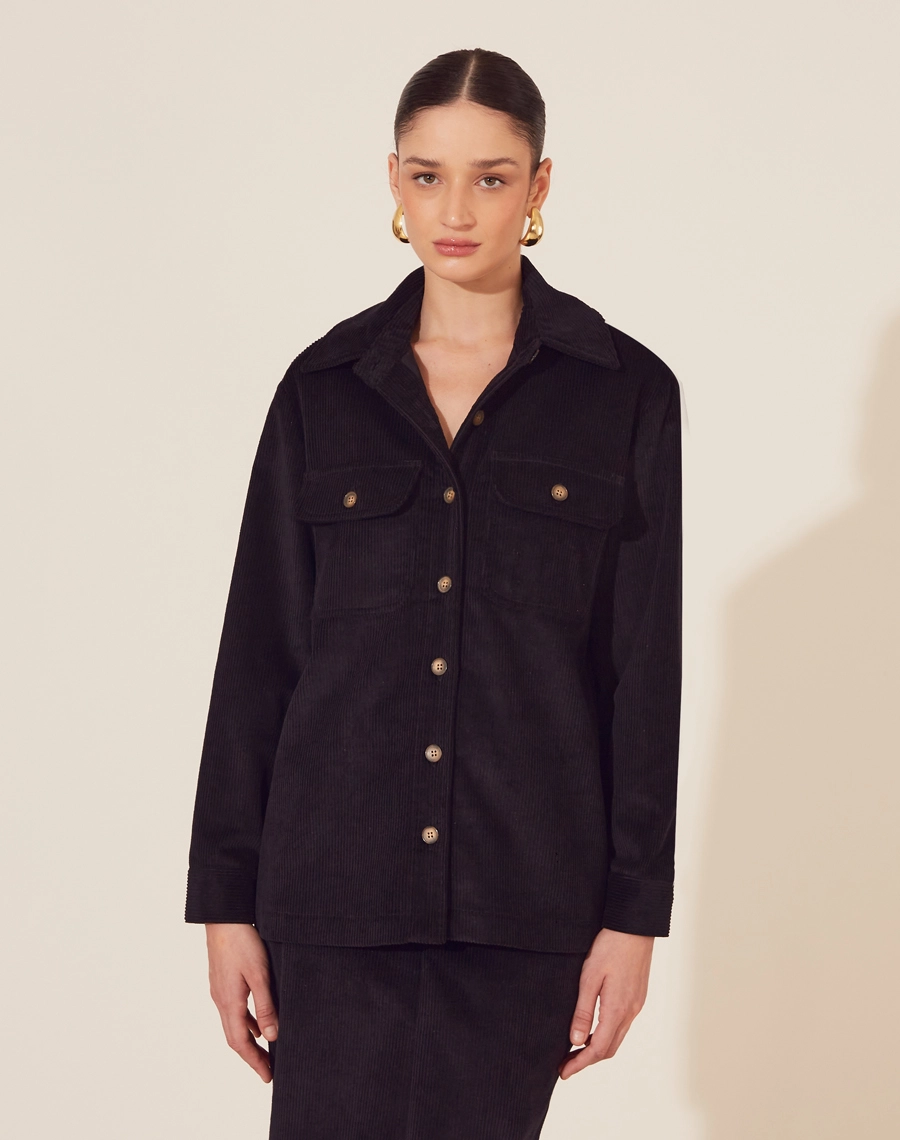 Camisa Luisa confeccionada em Cotele. <br/>
Possui gola esporte, manga longa com botões nos punhos e pregas.<br/>
Com bolsos com lapela e botão.<br/>