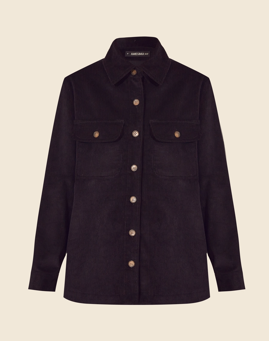 Camisa Luisa confeccionada em Cotele. <br/>
Possui gola esporte, manga longa com botões nos punhos e pregas.<br/>
Com bolsos com lapela e botão.<br/>