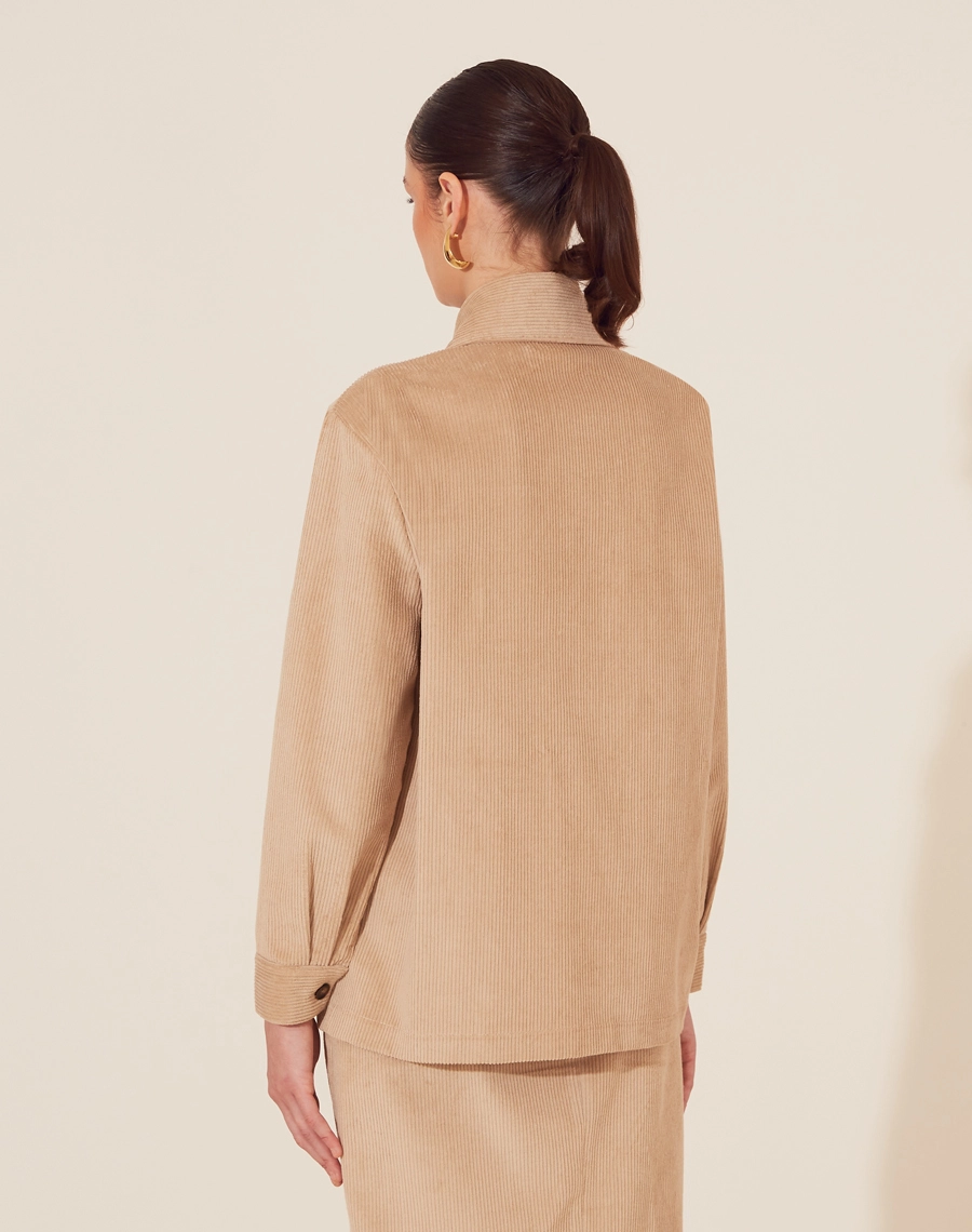 Camisa Luisa confeccionada em Cotele. <br/>
Possui gola esporte, manga longa com botões nos punhos e pregas.<br/>
Com bolsos com lapela e botão.<br/>