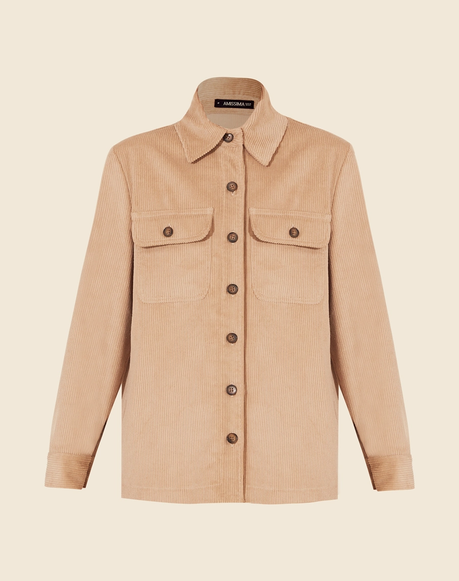 Camisa Luisa confeccionada em Cotele. <br/>
Possui gola esporte, manga longa com botões nos punhos e pregas.<br/>
Com bolsos com lapela e botão.<br/>