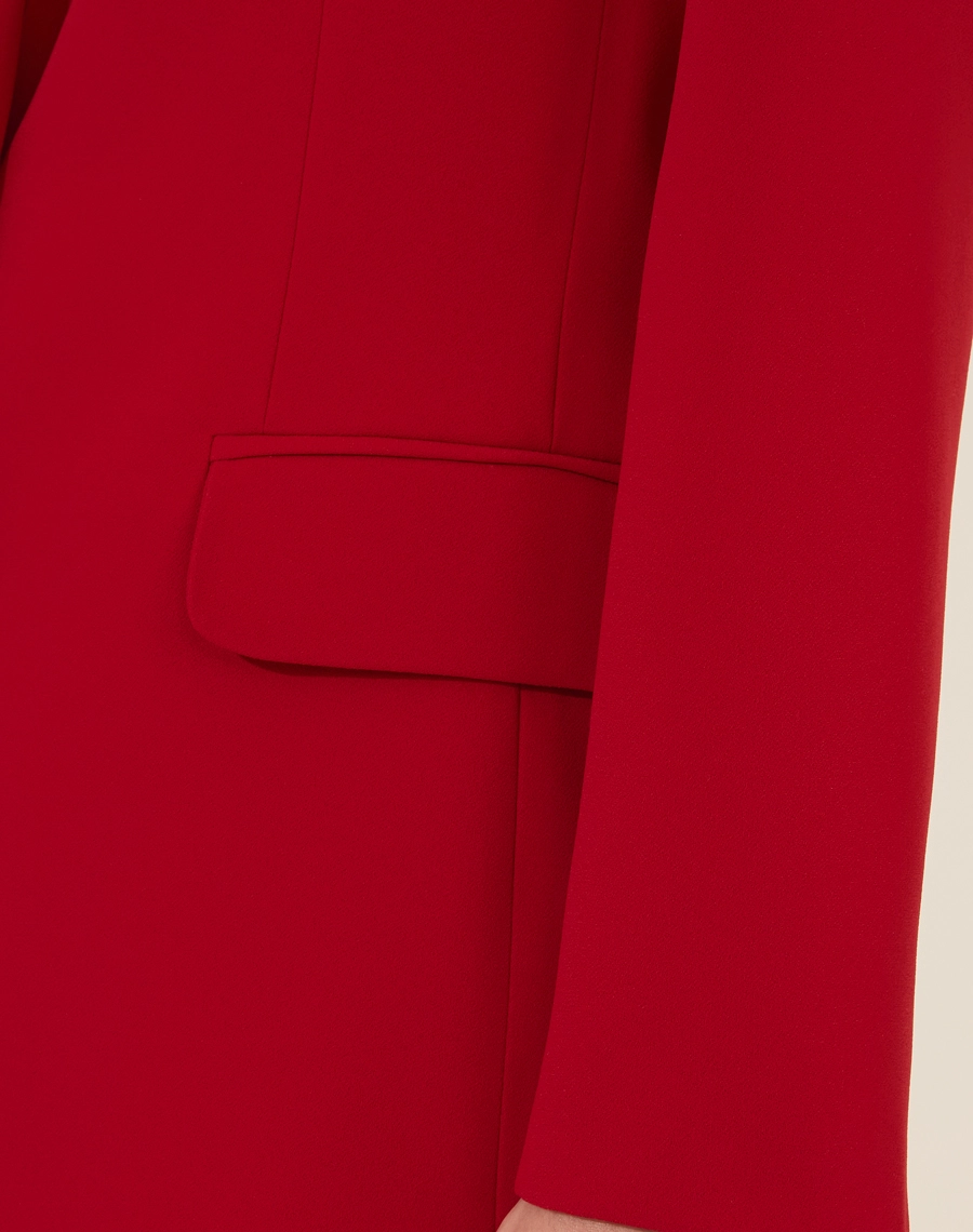 Blazer Martina confeccionado em crepe zara com forro, golas clássicas e dois bolsos decorativos com lapelas.