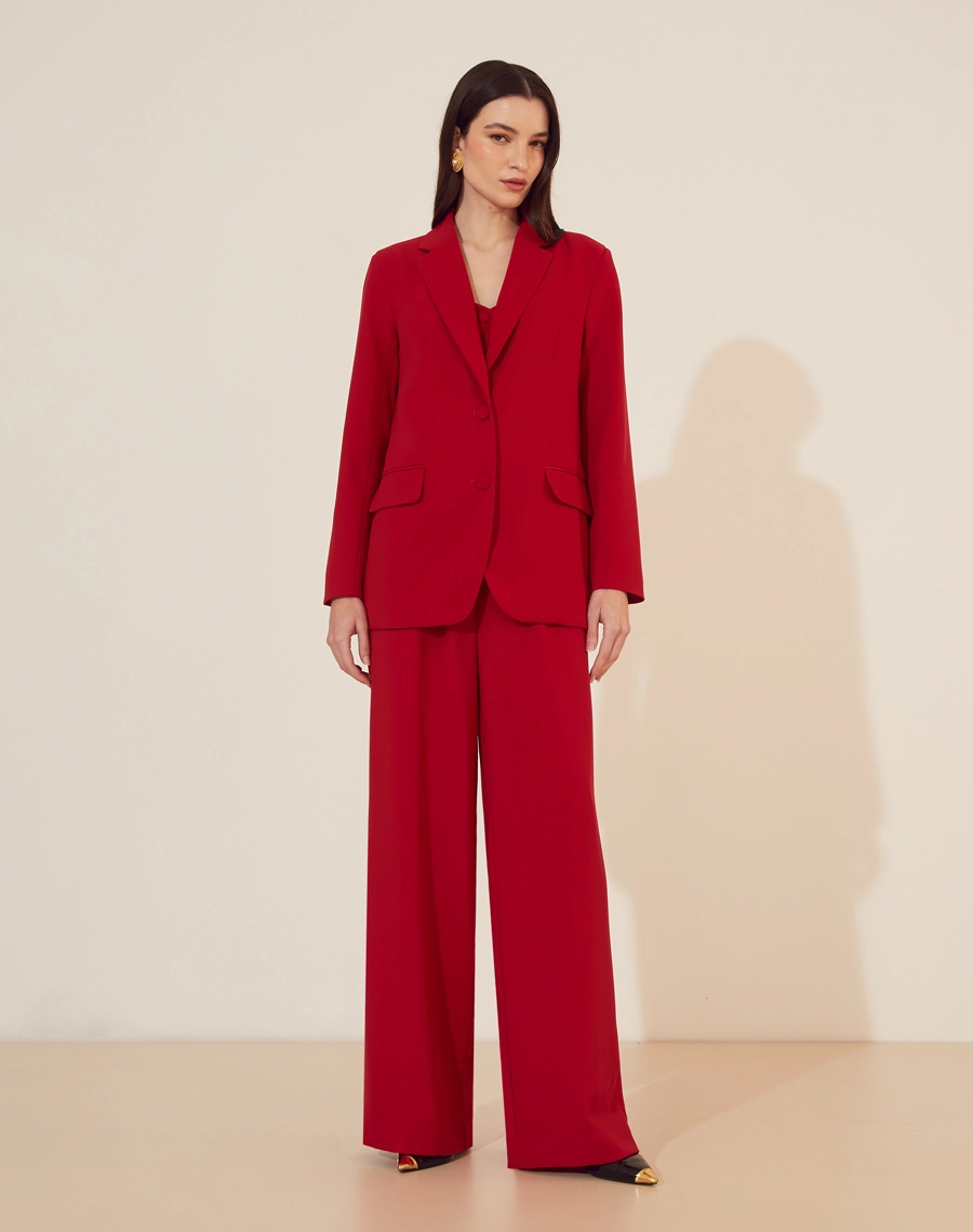 Blazer Martina confeccionado em crepe zara com forro, golas clássicas e dois bolsos decorativos com lapelas.