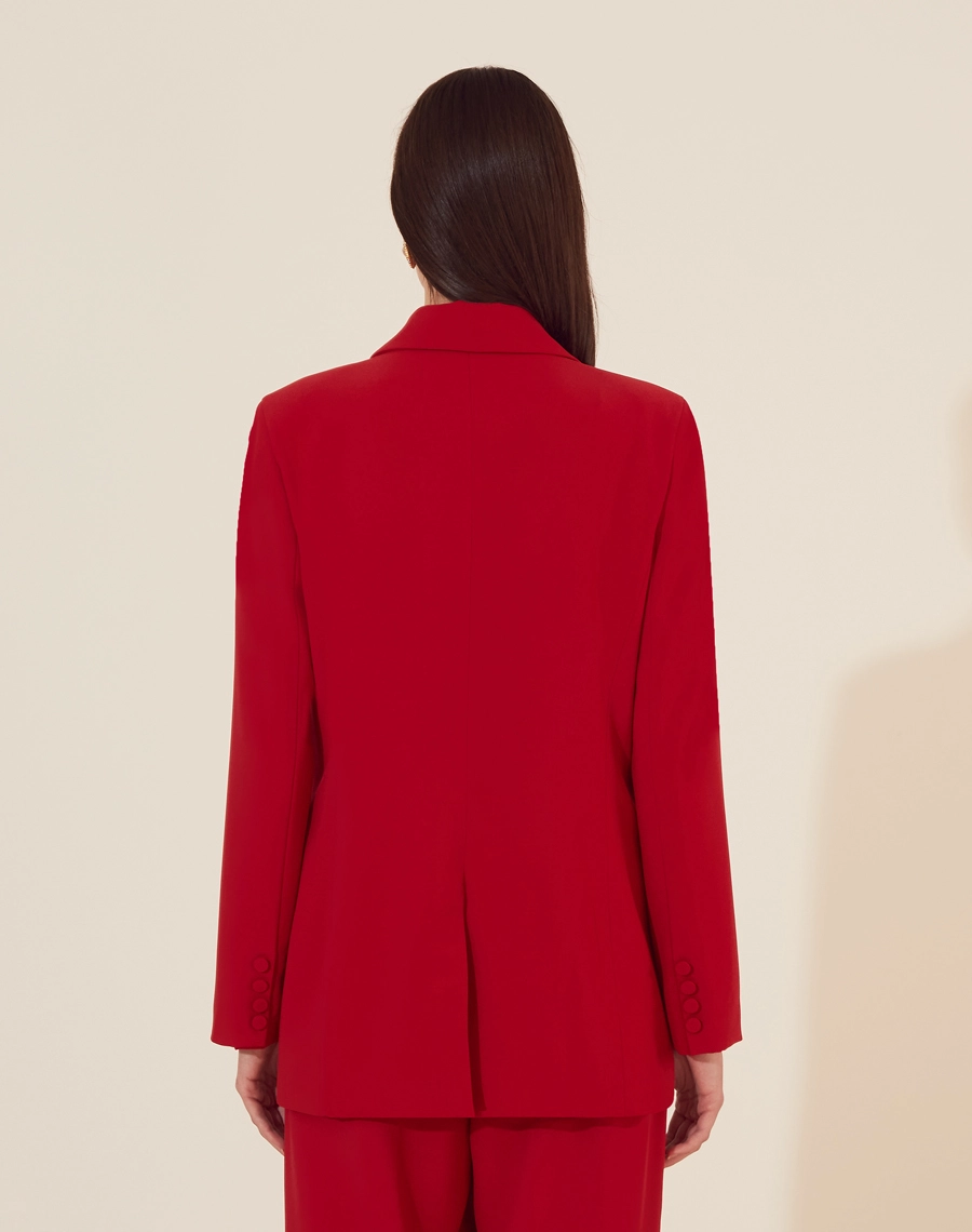Blazer Martina confeccionado em crepe zara com forro, golas clássicas e dois bolsos decorativos com lapelas.