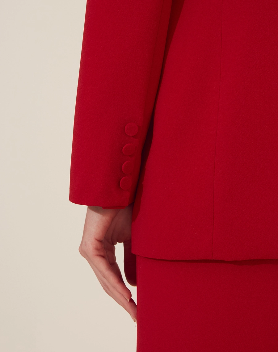 Blazer Martina confeccionado em crepe zara com forro, golas clássicas e dois bolsos decorativos com lapelas.