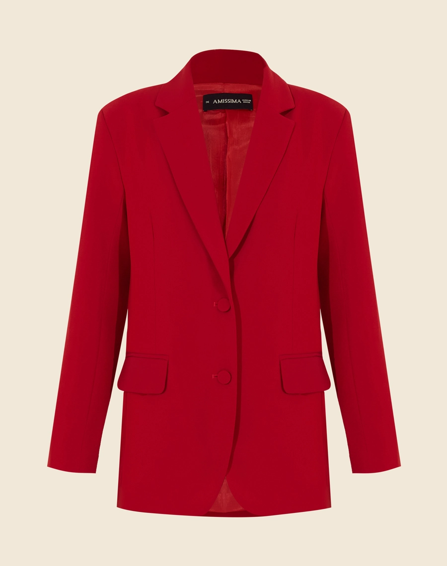 Blazer Martina confeccionado em crepe zara com forro, golas clássicas e dois bolsos decorativos com lapelas.
