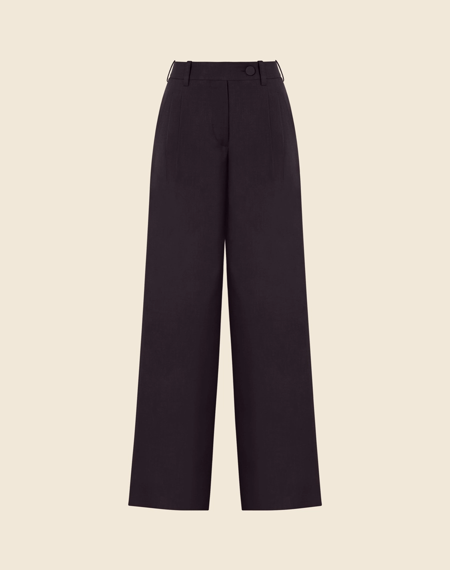 Calça Vanessa confeccionada em Lã Fria, leve, respirável e de fácil manutenção, ideal para conforto em todas as estações. 