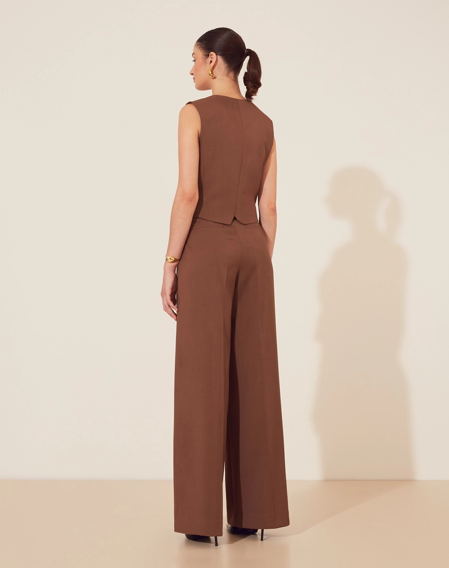 Calça Vanessa confeccionada em Lã Fria.<br/> 
A peça possui modelagem ampla feita em alfaiataria com cós transpassado e bolsos laterais. <br/> 
Fechamento por zíper e botão. <br/>