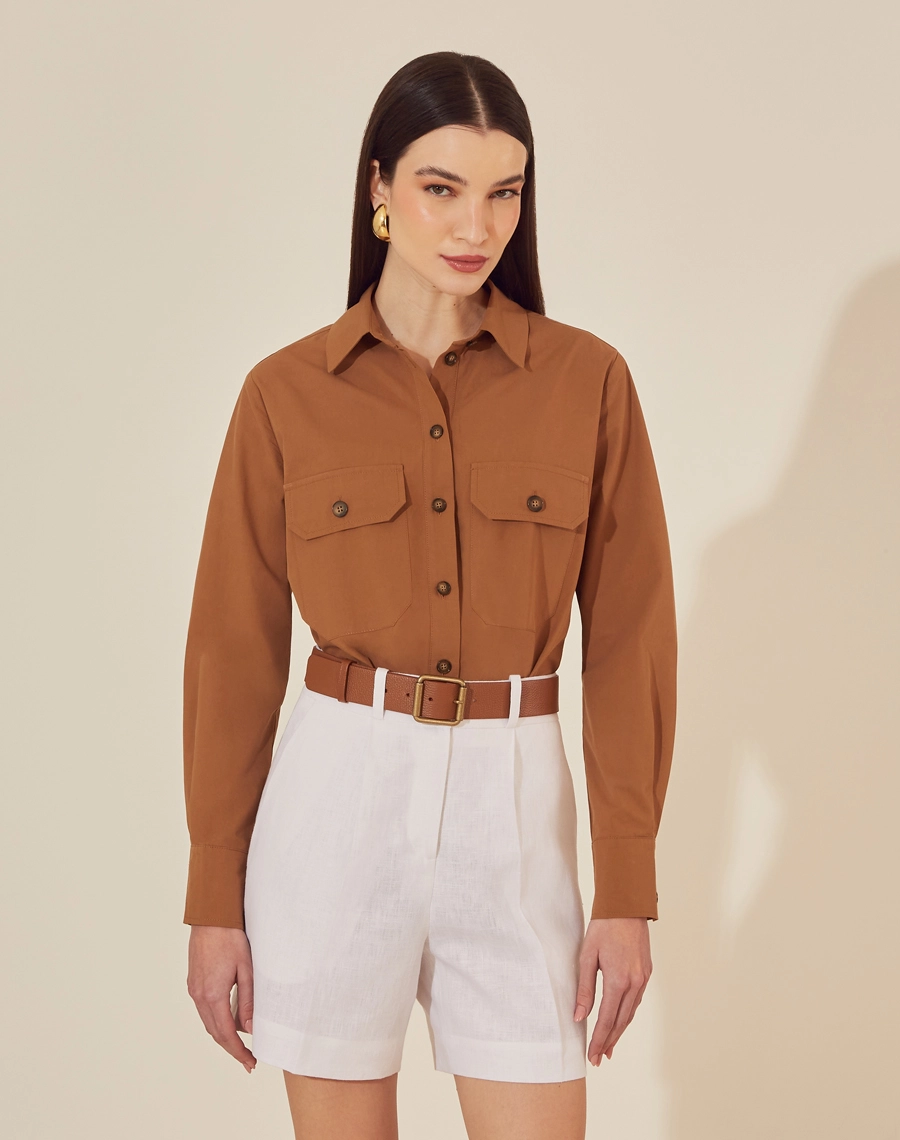 Confeccionado em linho, o Shorts Eugenia apresenta modelagem de alfaiataria e cintura alta, garantindo um caimento sofisticado. Ideal para compor looks refinados em qualquer ocasião.