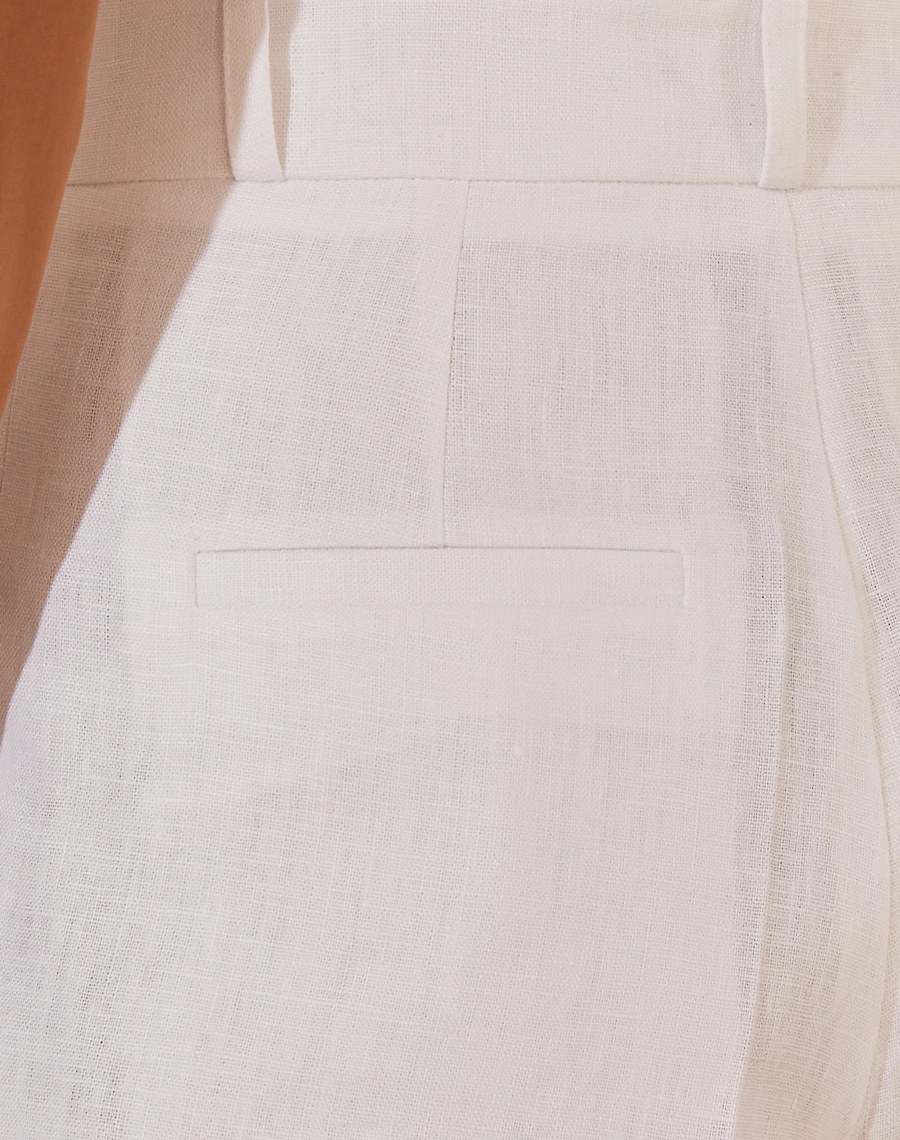 Confeccionado em linho, o Shorts Eugenia apresenta modelagem de alfaiataria e cintura alta, garantindo um caimento sofisticado. Ideal para compor looks refinados em qualquer ocasião.