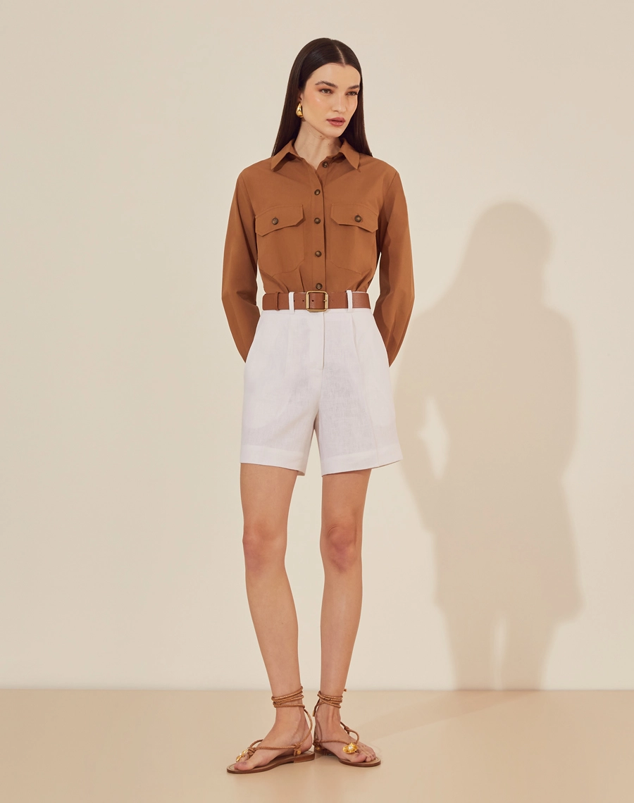Confeccionado em linho, o Shorts Eugenia apresenta modelagem de alfaiataria e cintura alta, garantindo um caimento sofisticado. Ideal para compor looks refinados em qualquer ocasião.