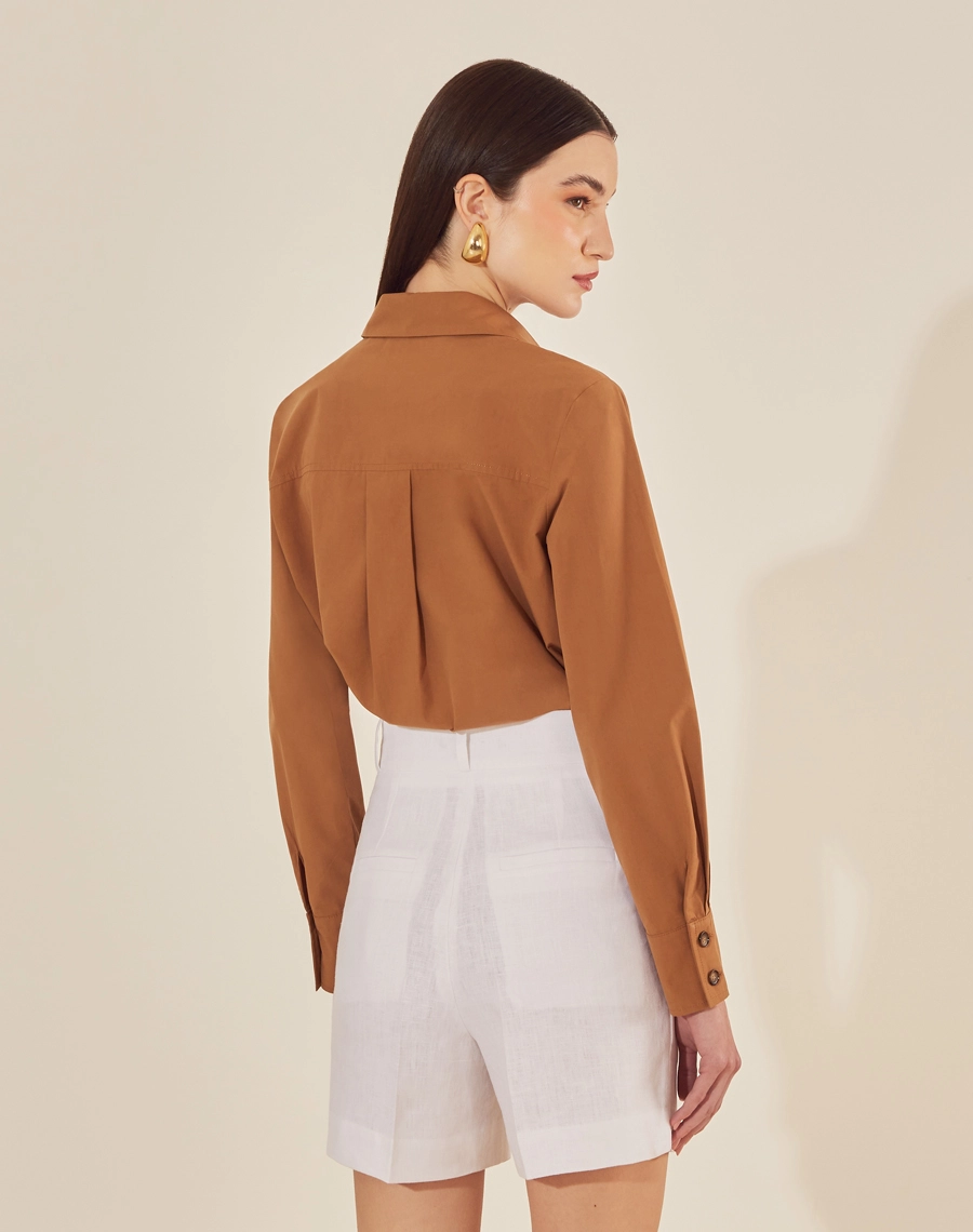 Confeccionado em linho, o Shorts Eugenia apresenta modelagem de alfaiataria e cintura alta, garantindo um caimento sofisticado. Ideal para compor looks refinados em qualquer ocasião.