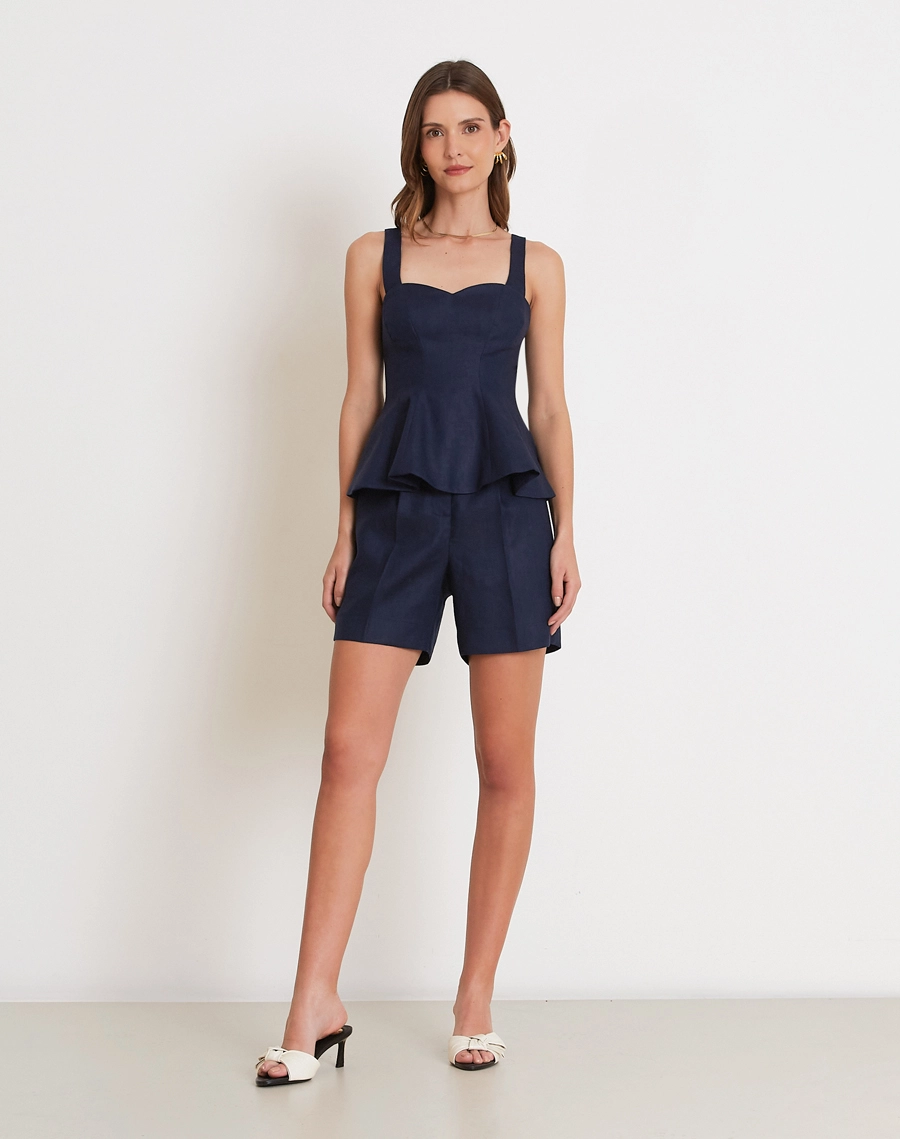 O Shorts Eugenia é confeccionado em linho, o Shorts a apresenta modelagem de linho e cintura alta, garantindo um caimento sofisticado.