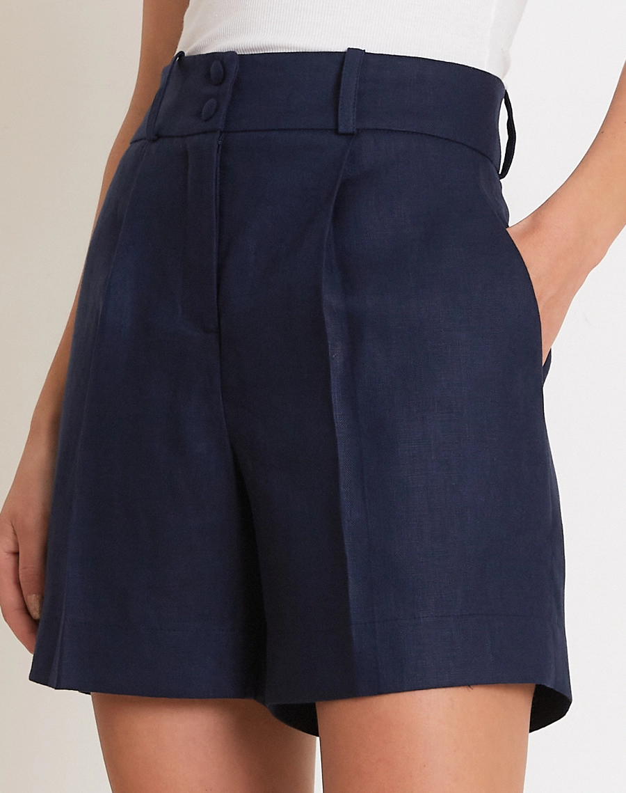 O Shorts Eugenia é confeccionado em linho, o Shorts a apresenta modelagem de linho e cintura alta, garantindo um caimento sofisticado.