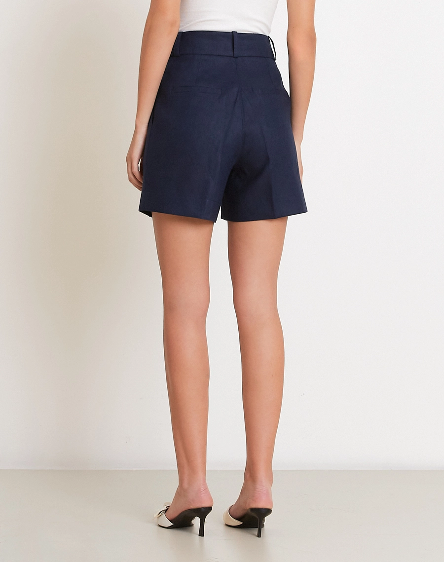 O Shorts Eugenia é confeccionado em linho, o Shorts a apresenta modelagem de linho e cintura alta, garantindo um caimento sofisticado.