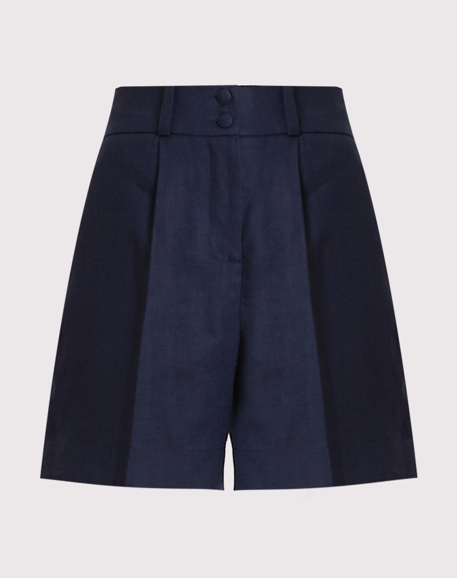O Shorts Eugenia é confeccionado em linho, o Shorts a apresenta modelagem de linho e cintura alta, garantindo um caimento sofisticado.