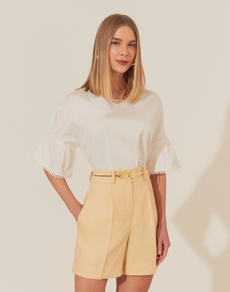 Confeccionado em linho, o Shorts Eugenia apresenta modelagem de alfaiataria e cintura alta, garantindo um caimento sofisticado. Ideal para compor looks refinados em qualquer ocasião.
