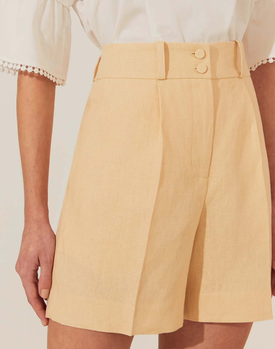 Confeccionado em linho, o Shorts Eugenia apresenta modelagem de alfaiataria e cintura alta, garantindo um caimento sofisticado. Ideal para compor looks refinados em qualquer ocasião.