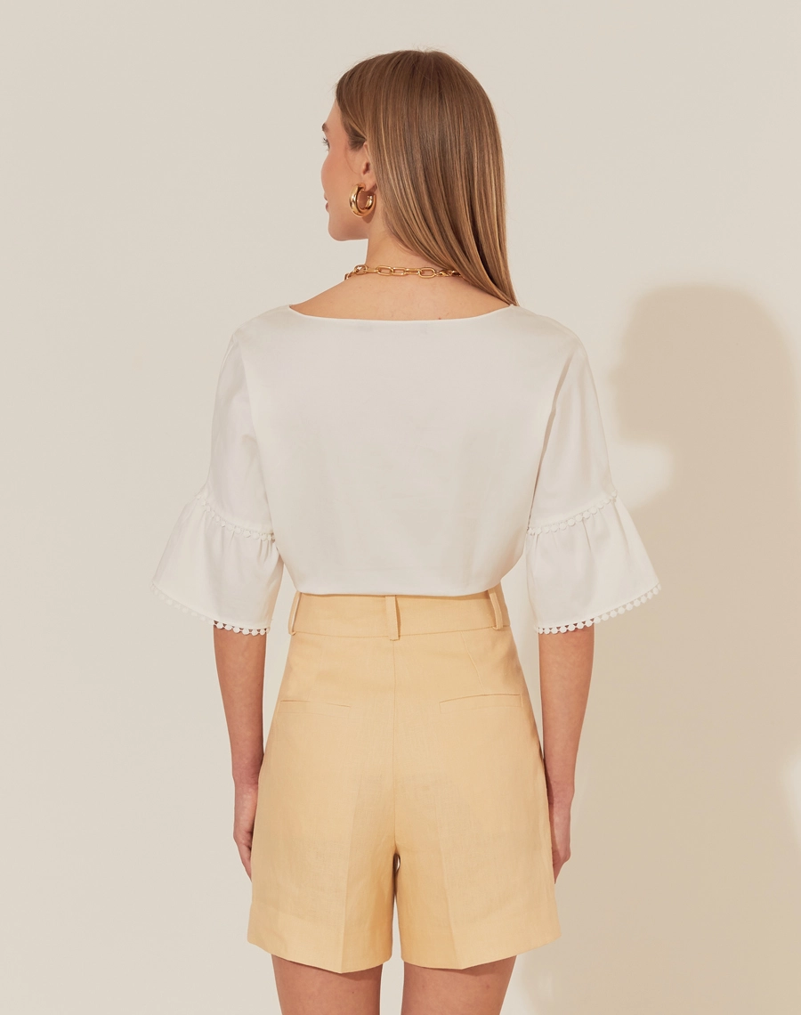 Confeccionado em linho, o Shorts Eugenia apresenta modelagem de alfaiataria e cintura alta, garantindo um caimento sofisticado. Ideal para compor looks refinados em qualquer ocasião.