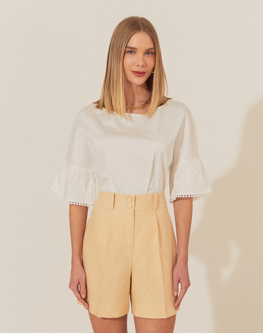 Confeccionado em linho, o Shorts Eugenia apresenta modelagem de alfaiataria e cintura alta, garantindo um caimento sofisticado. Ideal para compor looks refinados em qualquer ocasião.