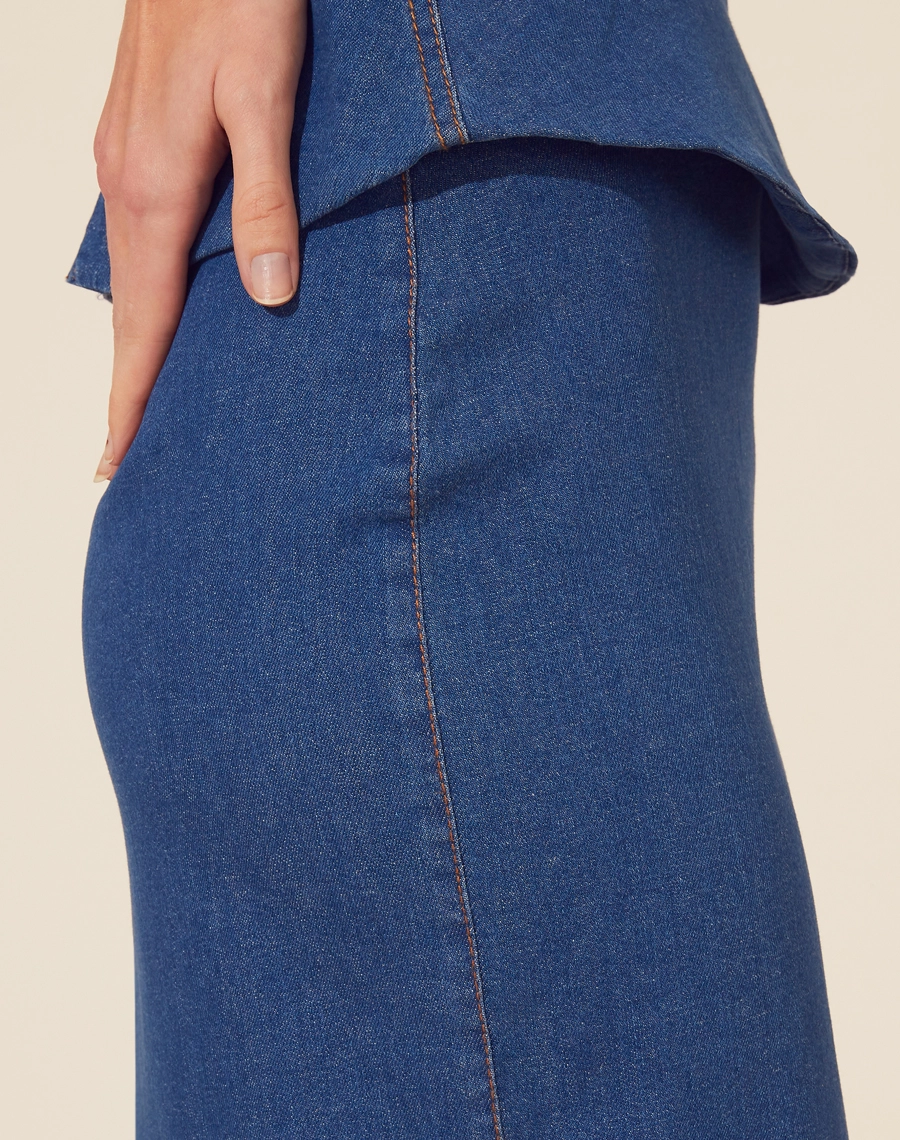 Saia Midi Yvonne confeccionada em jeans de algodão, seu toque leve proporciona maior conforto ao vestir. 