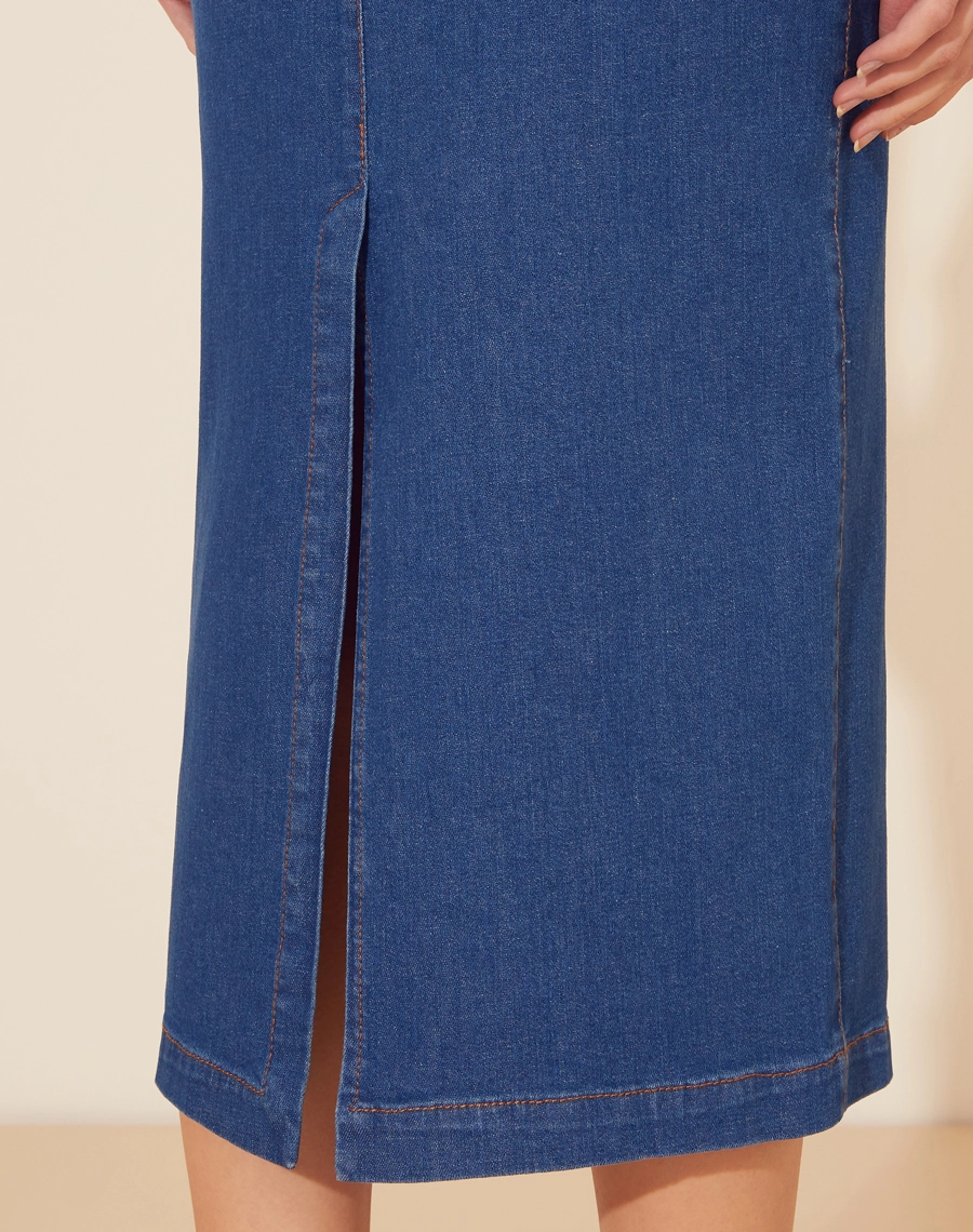 Saia Midi Yvonne confeccionada em jeans de algodão, seu toque leve proporciona maior conforto ao vestir. 