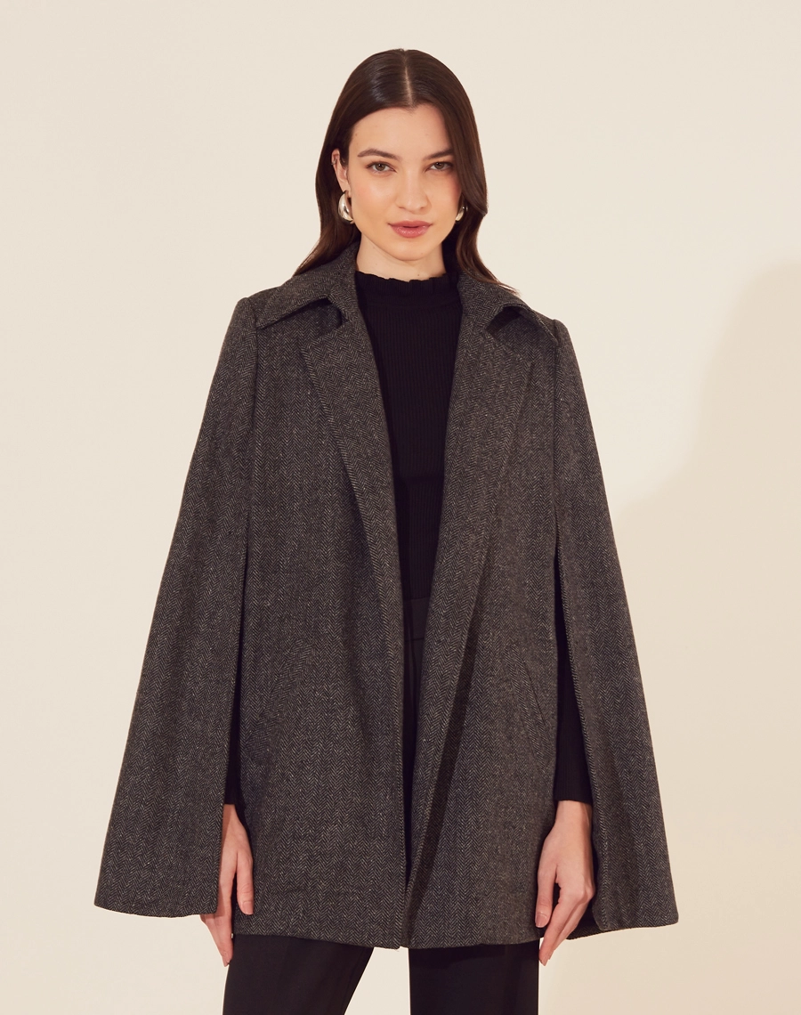 Capa Abigail confeccionada em Malha Espinho de Peixe, sua modelagem é clássica e sofisticada. <br/>
Com forro em acetato para maior conforto. <br/>
Seu fechamento é por botão dourado e acompanha faixa.<br/>
Possui bolsos laterais. <br/>