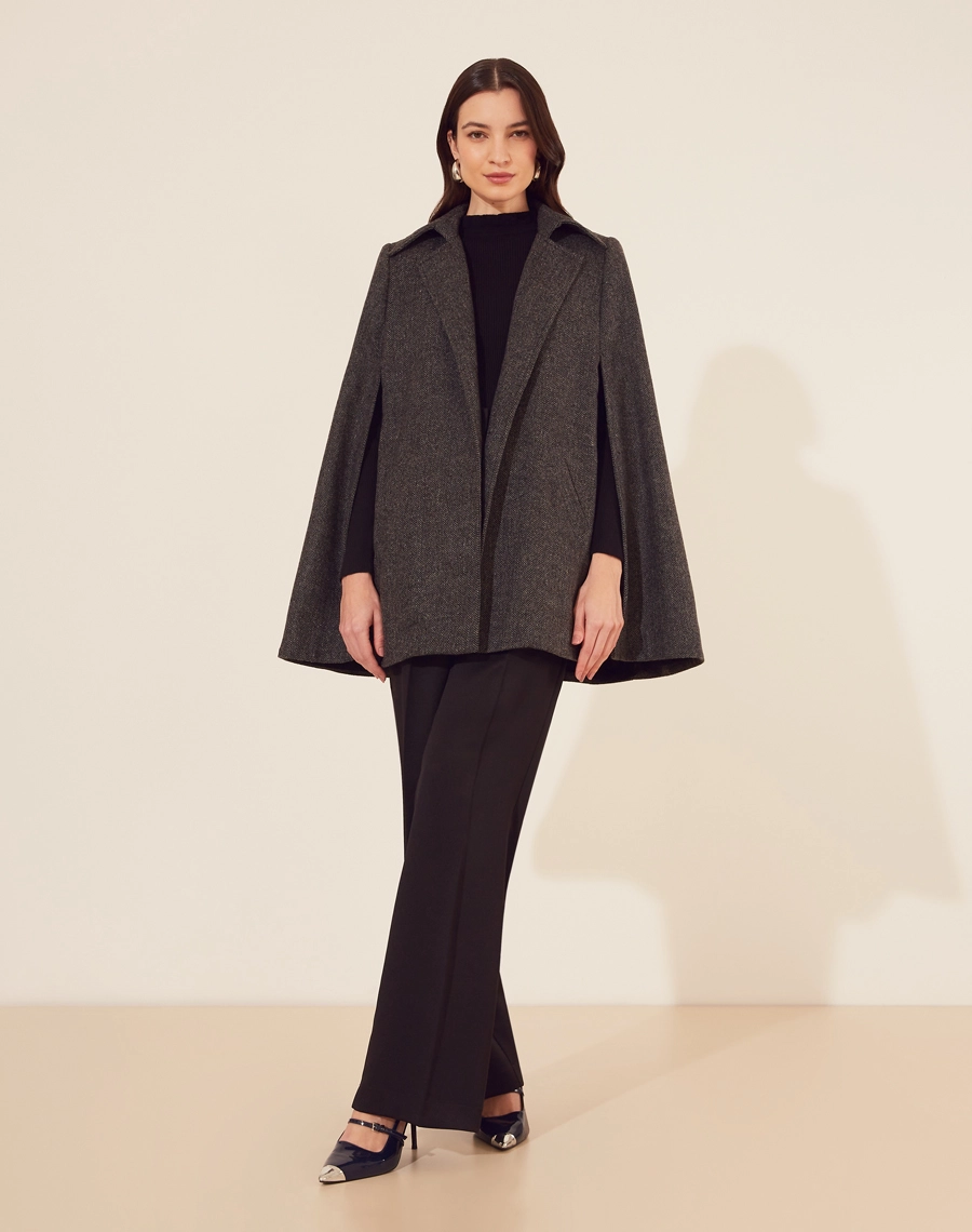 Capa Abigail confeccionada em Malha Espinho de Peixe, sua modelagem é clássica e sofisticada. <br/>
Com forro em acetato para maior conforto. <br/>
Seu fechamento é por botão dourado e acompanha faixa.<br/>
Possui bolsos laterais. <br/>