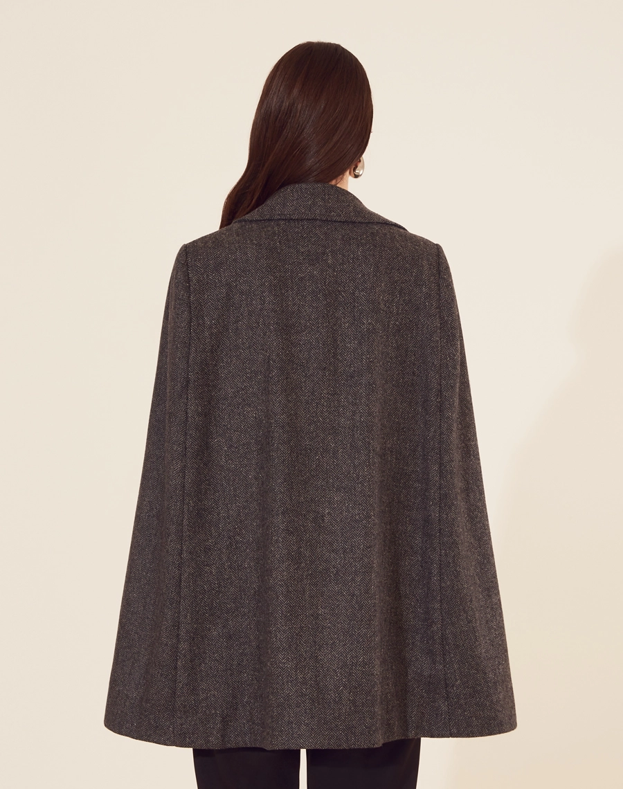 Capa Abigail confeccionada em Malha Espinho de Peixe, sua modelagem é clássica e sofisticada. <br/>
Com forro em acetato para maior conforto. <br/>
Seu fechamento é por botão dourado e acompanha faixa.<br/>
Possui bolsos laterais. <br/>