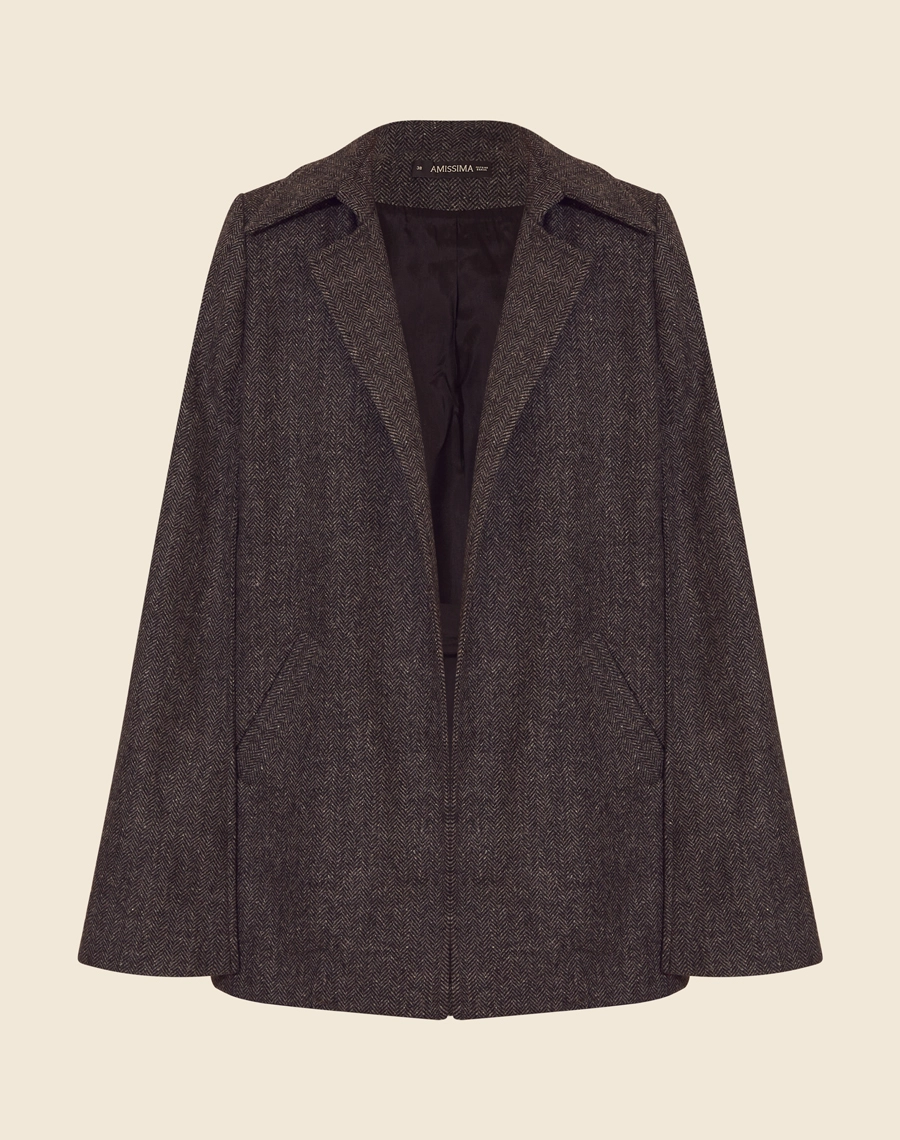 Capa Abigail confeccionada em Malha Espinho de Peixe, sua modelagem é clássica e sofisticada. <br/>
Com forro em acetato para maior conforto. <br/>
Seu fechamento é por botão dourado e acompanha faixa.<br/>
Possui bolsos laterais. <br/>