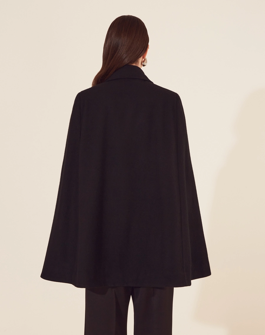 Capa Barbara confeccionada em Lã, sua modelagem é clássica e sofisticada. Com forro em acetato para maior conforto. 