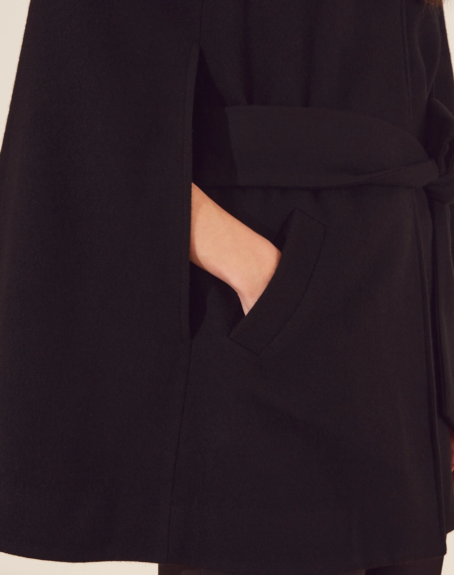 Capa Barbara confeccionada em Lã, sua modelagem é clássica e sofisticada. Com forro em acetato para maior conforto. 